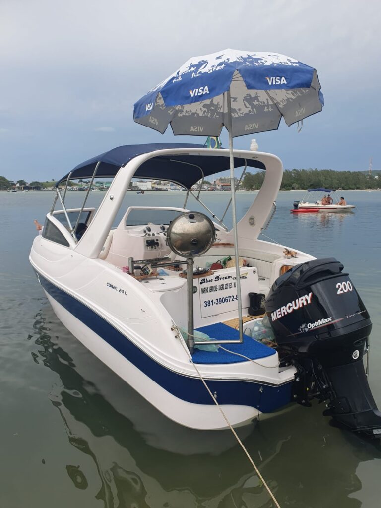 Coral 240, Ilha dos Porcos, Ilha do Farol, Fenda de Nossa Senhora, Pedra do Macaco e Gruta Azul (conforme condições do mar), finalizando nas Prainhas do Pontal do Atalaia