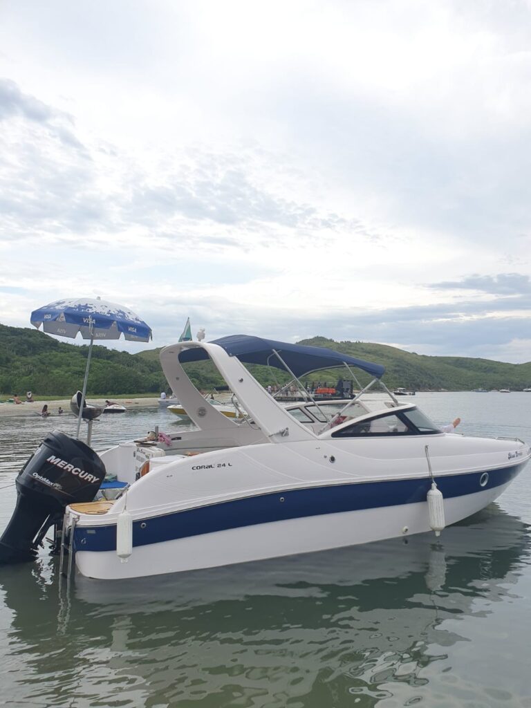 Coral 240, Ilha dos Porcos, Ilha do Farol, Fenda de Nossa Senhora, Pedra do Macaco e Gruta Azul (conforme condições do mar), finalizando nas Prainhas do Pontal do Atalaia