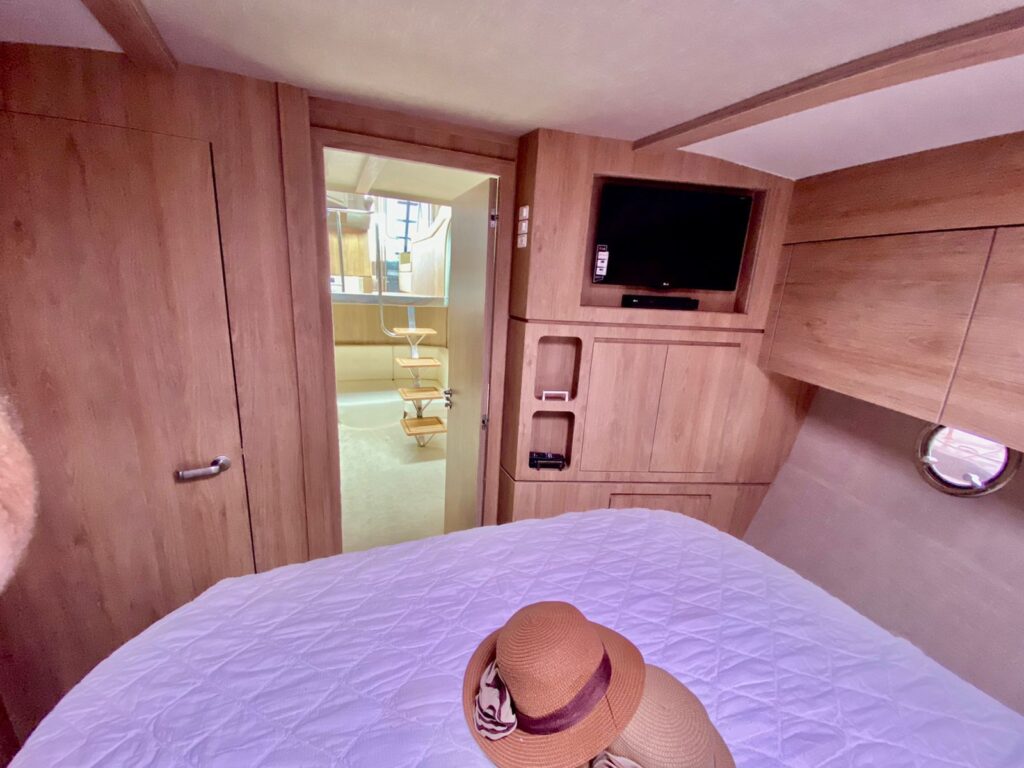 Lancha Cimitarra 46, Roteiro 1