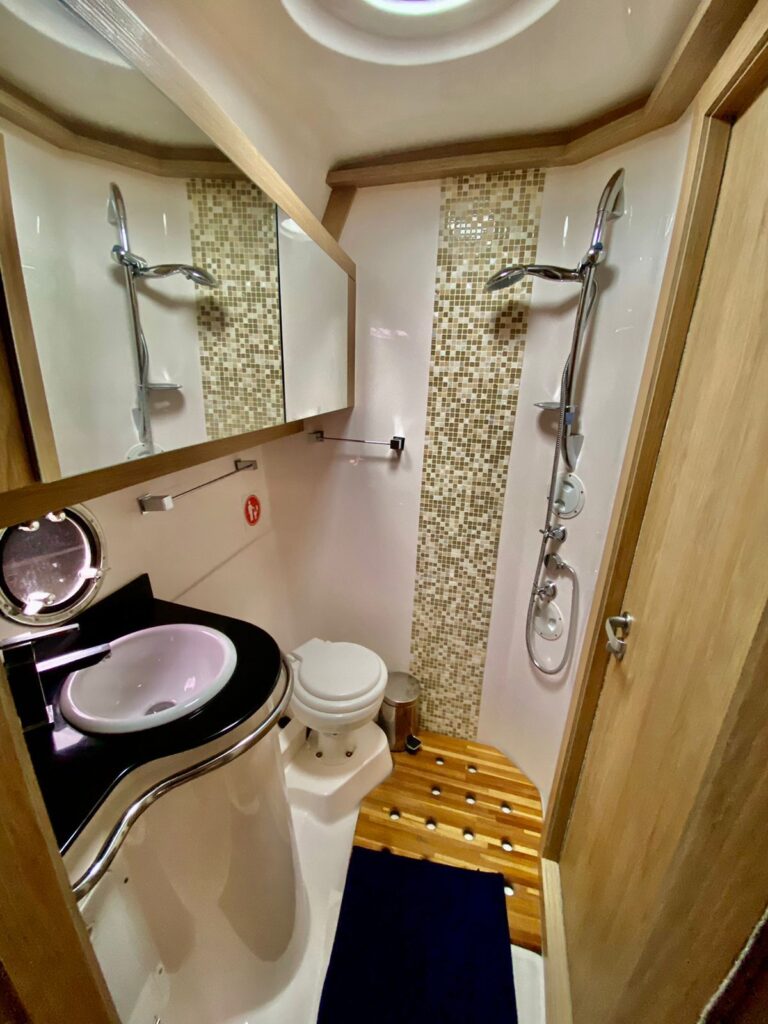 Lancha Cimitarra 46, Roteiro 1