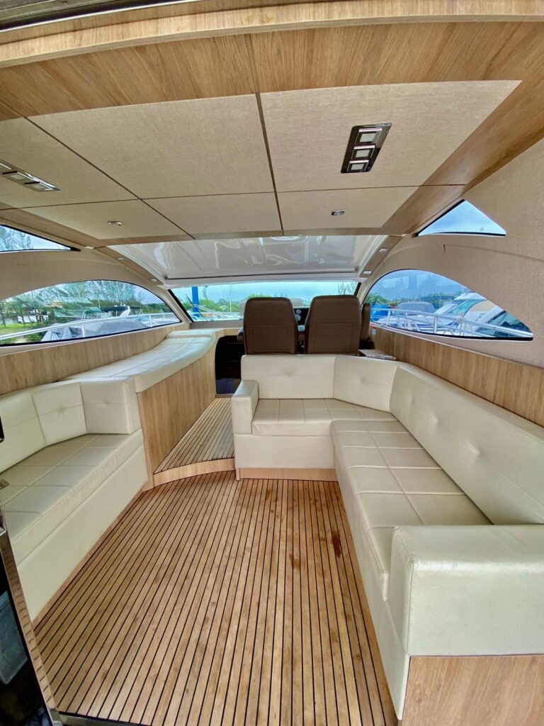 Lancha Cimitarra 46, Roteiro 1