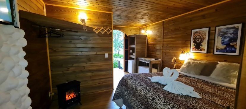 Cabana 1 com hidromassagem, lareira elétrica e vista para mata nativa