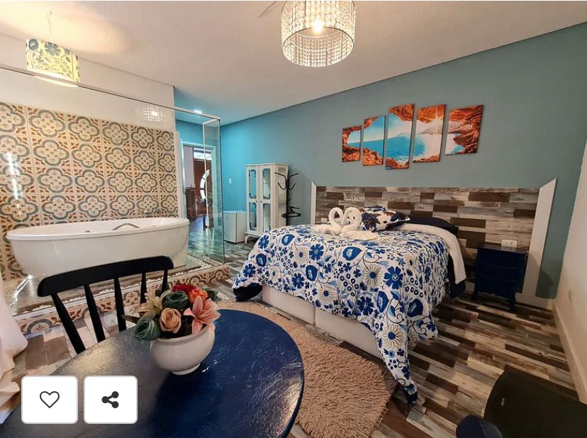 Suíte Grega, com banheira de hidromassagem, lareira elétrica e deck com vista para mata