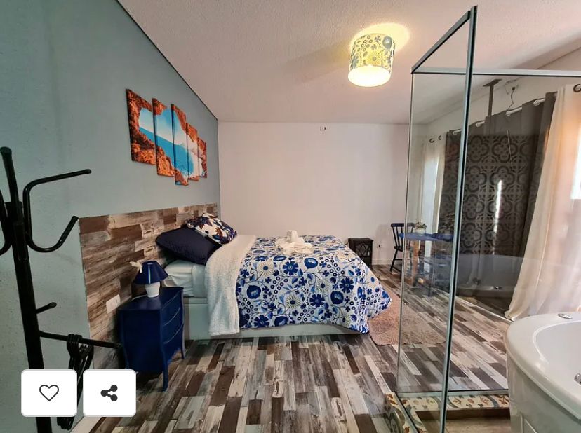 Suíte Grega, com banheira de hidromassagem, lareira elétrica e deck com vista para mata