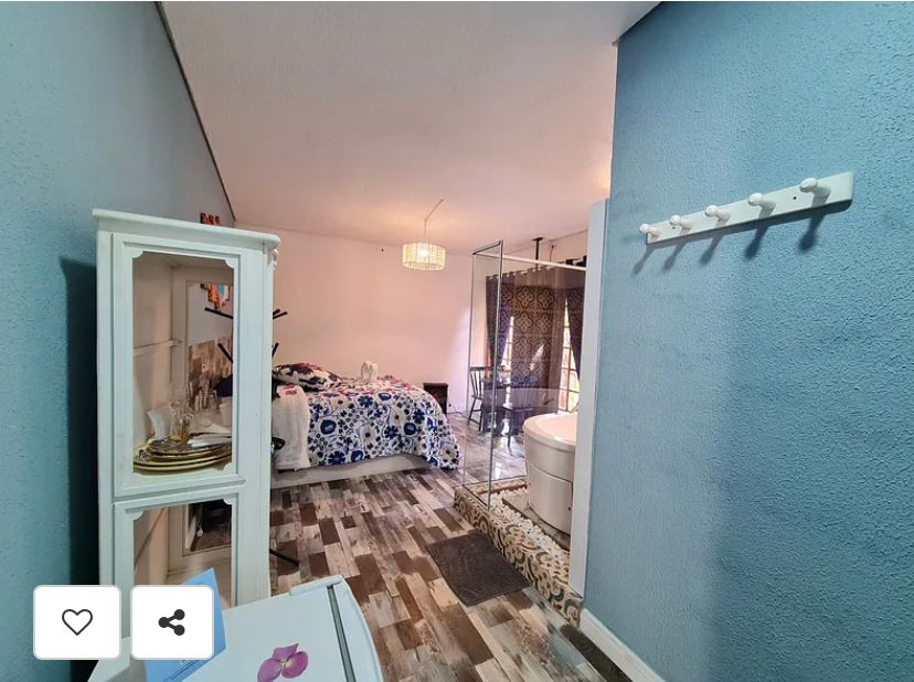 Suíte Grega, com banheira de hidromassagem, lareira elétrica e deck com vista para mata