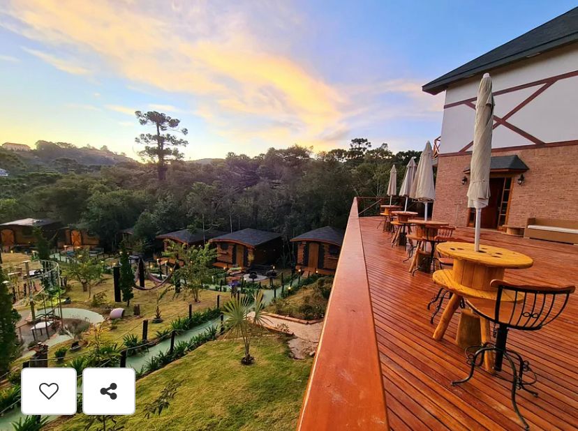 Suíte Grega, com banheira de hidromassagem, lareira elétrica e deck com vista para mata