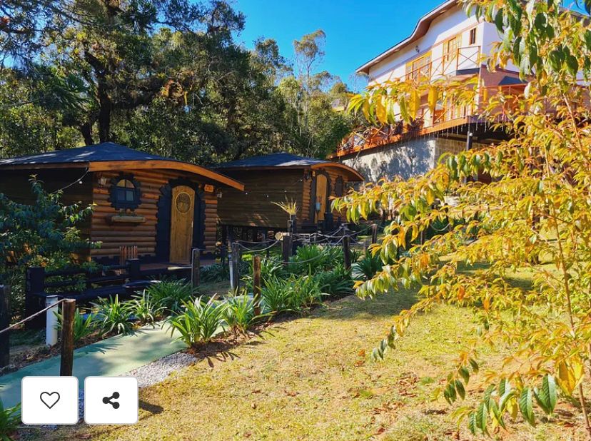 Suíte Grega, com banheira de hidromassagem, lareira elétrica e deck com vista para mata