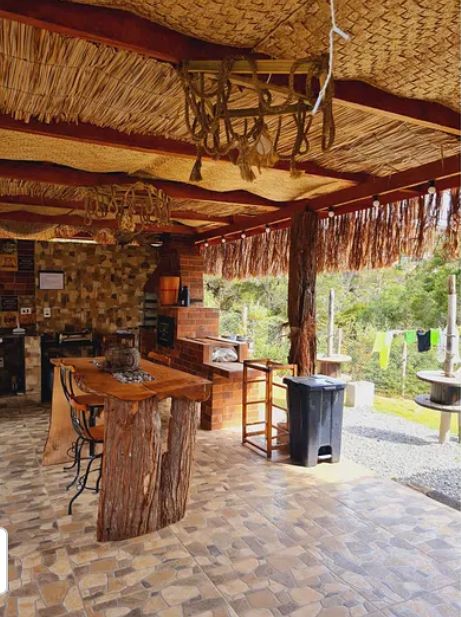 Suíte Grega, com banheira de hidromassagem, lareira elétrica e deck com vista para mata