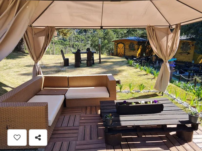 Suíte Grega, com banheira de hidromassagem, lareira elétrica e deck com vista para mata