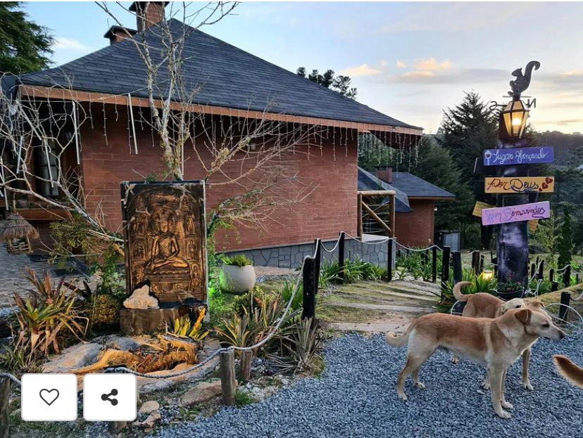 Suíte Grega, com banheira de hidromassagem, lareira elétrica e deck com vista para mata