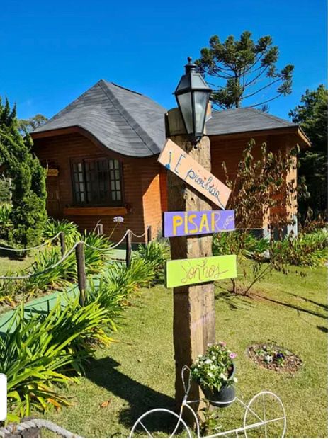 Suíte Grega, com banheira de hidromassagem, lareira elétrica e deck com vista para mata