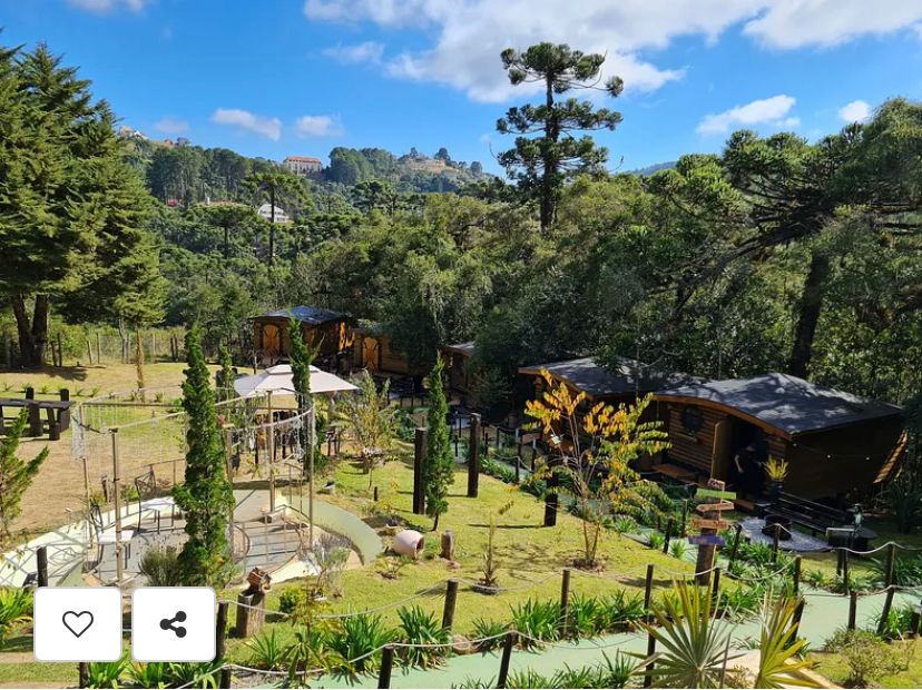 Suíte Grega, com banheira de hidromassagem, lareira elétrica e deck com vista para mata