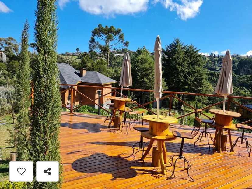 Suíte Grega, com banheira de hidromassagem, lareira elétrica e deck com vista para mata