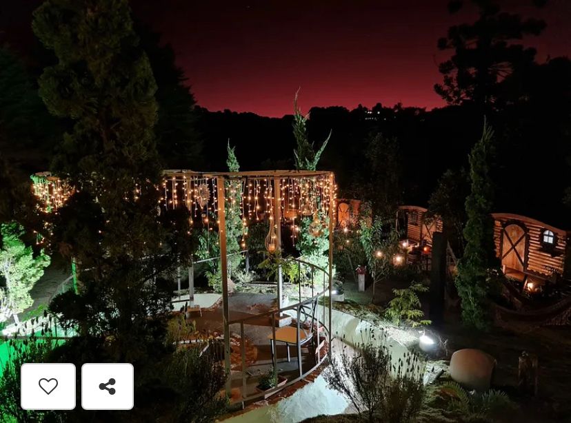 Suíte Grega, com banheira de hidromassagem, lareira elétrica e deck com vista para mata