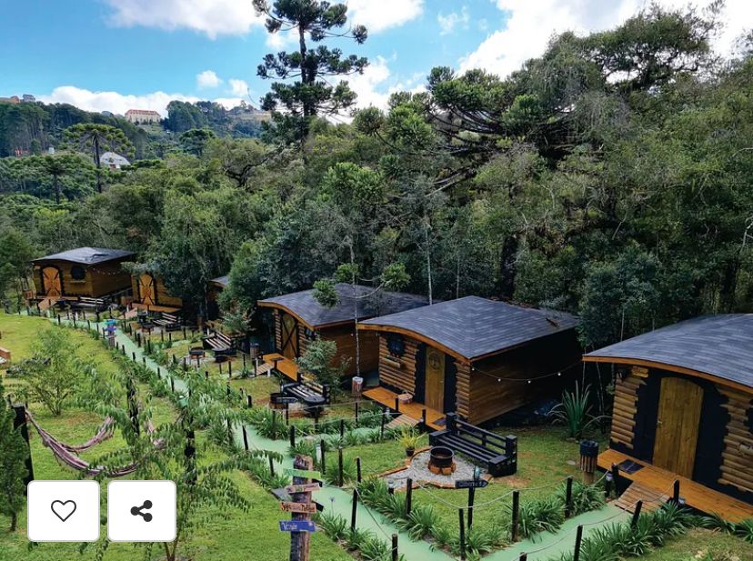 Suíte Grega, com banheira de hidromassagem, lareira elétrica e deck com vista para mata