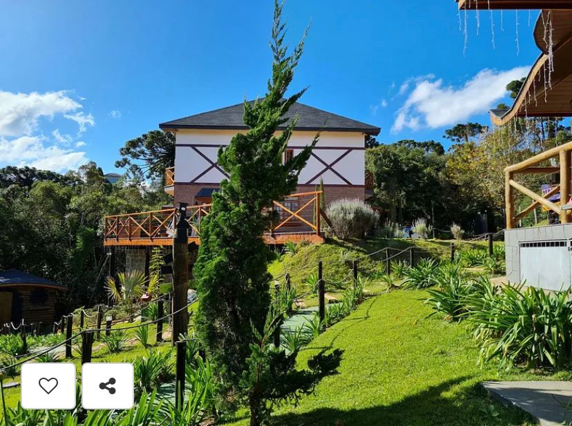 Suíte Grega, com banheira de hidromassagem, lareira elétrica e deck com vista para mata