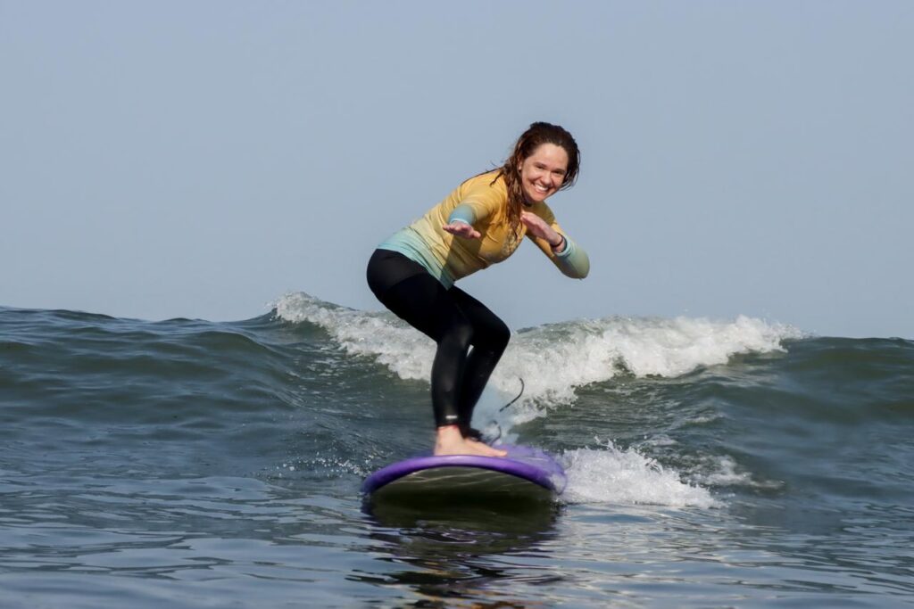Uma Experiência a Dois entre Ondas, Sol e Conexão, Aula de Surf para Casal