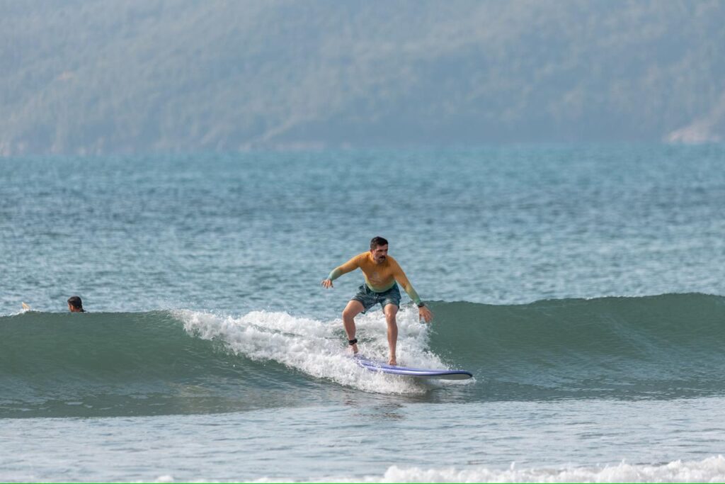 Uma Experiência a Dois entre Ondas, Sol e Conexão, Aula de Surf para Casal