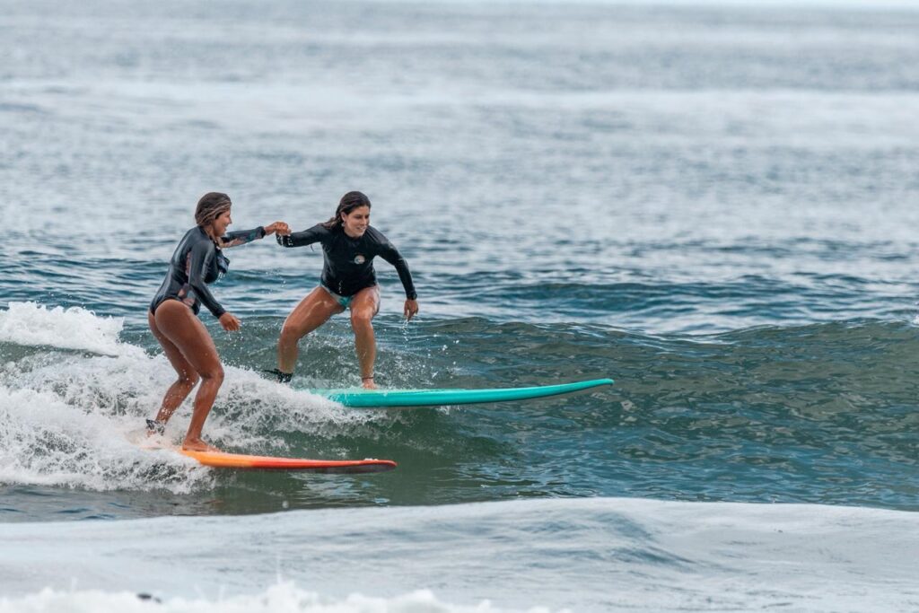 Uma Experiência a Dois entre Ondas, Sol e Conexão, Aula de Surf para Casal