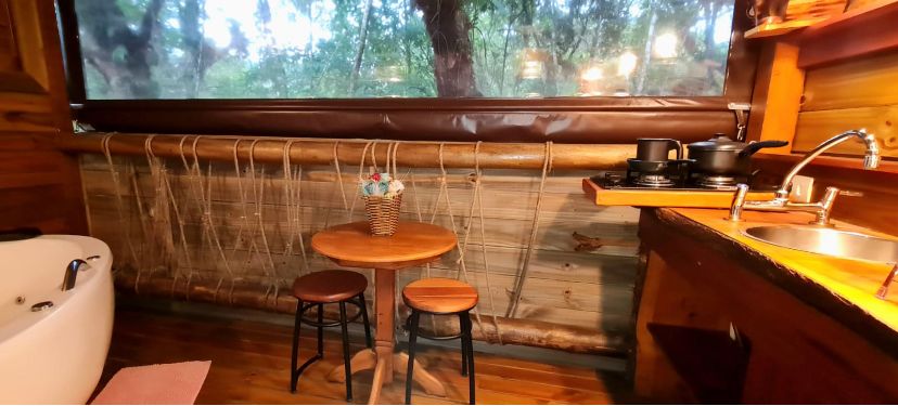 Cabana 1 com hidromassagem, lareira elétrica e vista para mata nativa