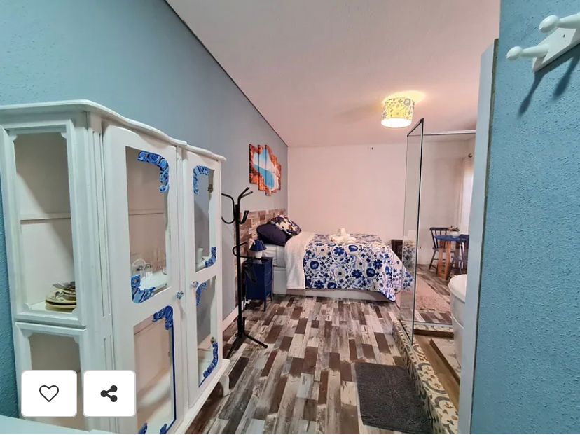 Suíte Grega, com banheira de hidromassagem, lareira elétrica e deck com vista para mata