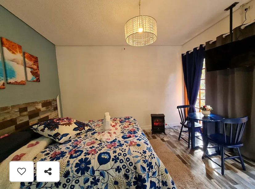 Suíte Grega, com banheira de hidromassagem, lareira elétrica e deck com vista para mata