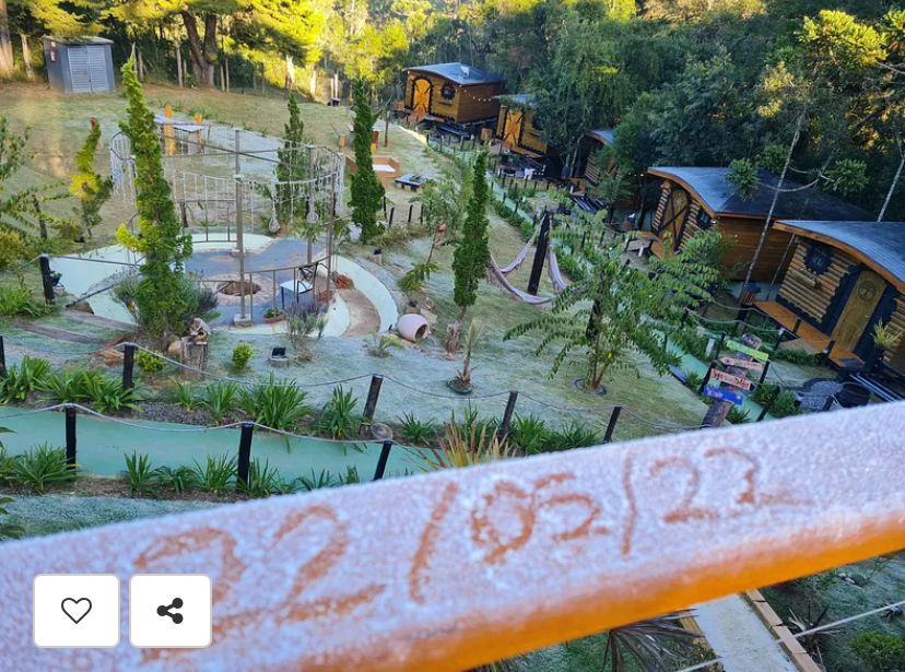 Suíte Grega, com banheira de hidromassagem, lareira elétrica e deck com vista para mata