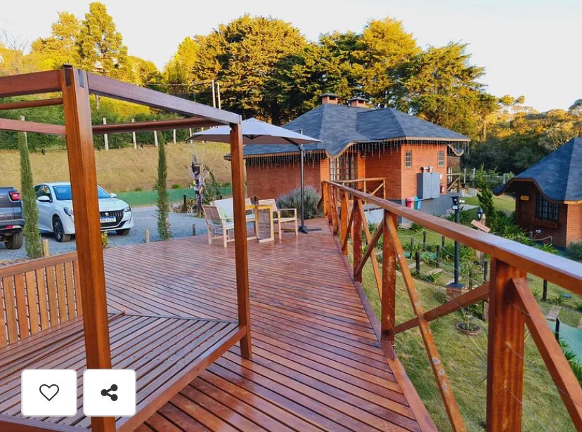 Suíte Grega, com banheira de hidromassagem, lareira elétrica e deck com vista para mata