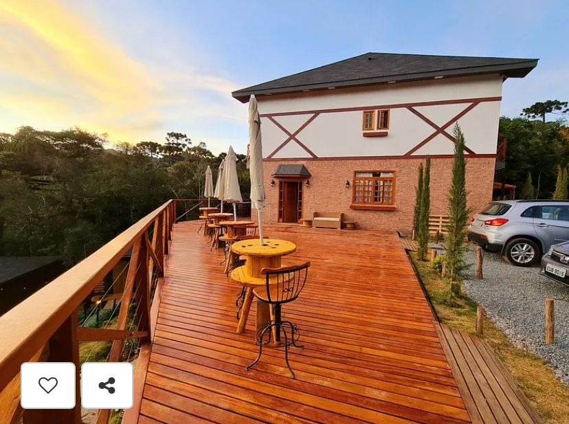 Suíte Grega, com banheira de hidromassagem, lareira elétrica e deck com vista para mata