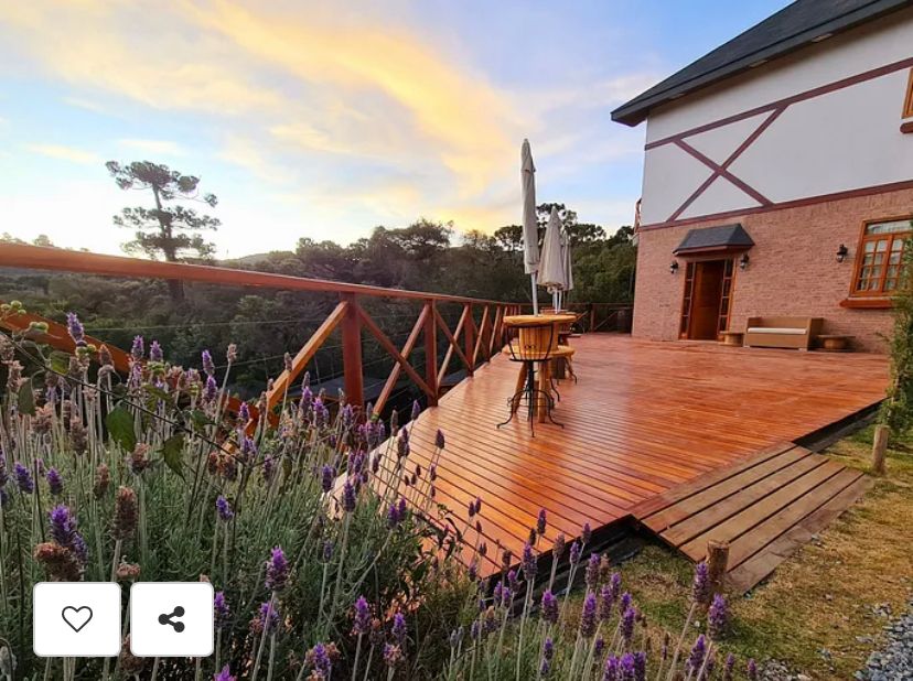 Suíte Grega, com banheira de hidromassagem, lareira elétrica e deck com vista para mata