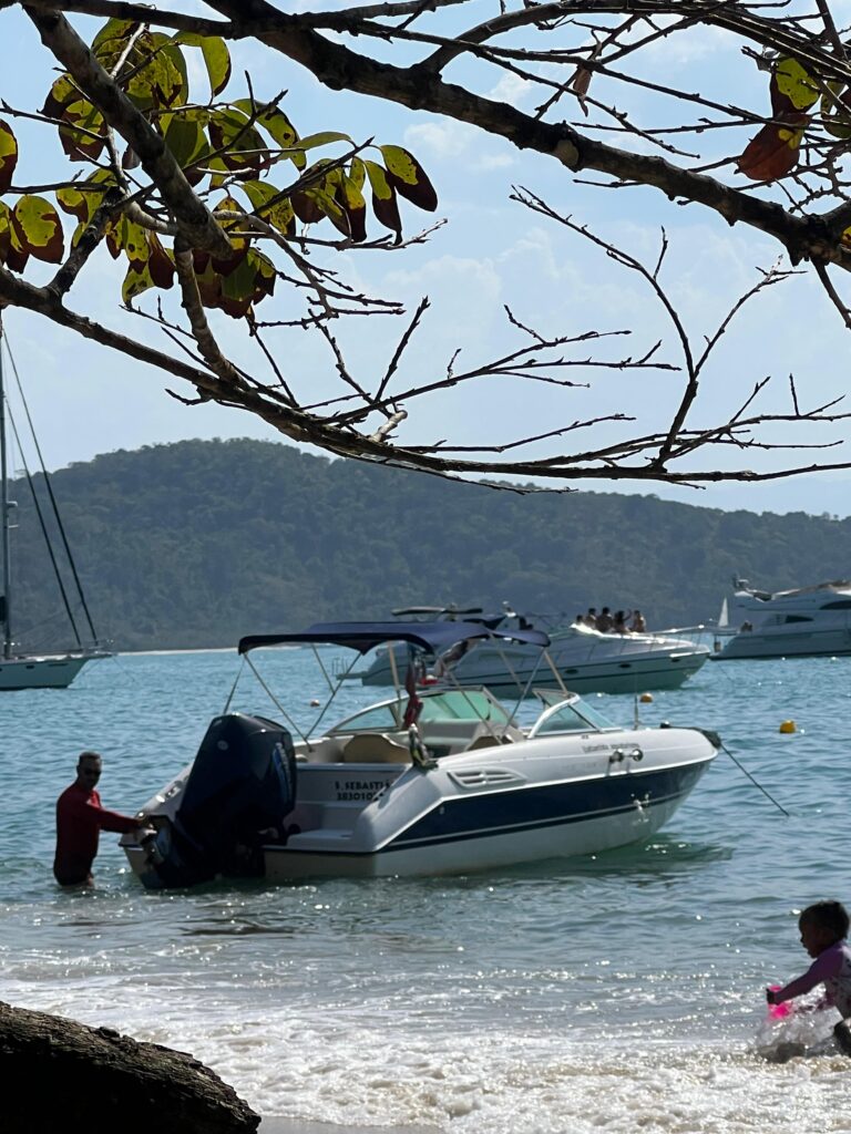 Lancha Privativa Phanton 235, Roteiro Norte, Ilhas Prumirim, Couves, Porcos e Rachada