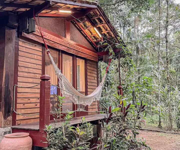 Cabana OM na beira do rio