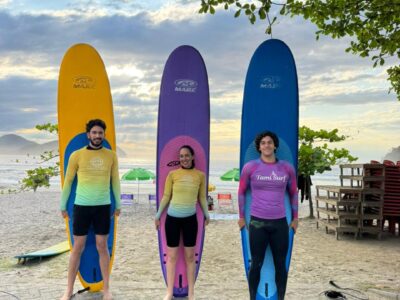 Uma Experiência a Dois entre Ondas, Sol e Conexão, Aula de Surf para Casal