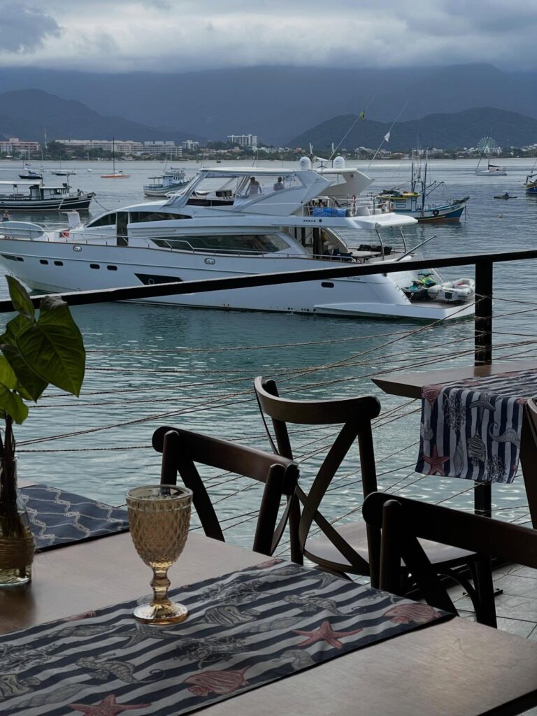 Passeio de Lancha até a Ilha Anchieta + Almoço Romântico no Mar