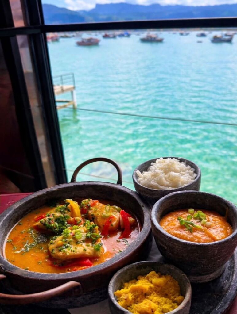Passeio de Lancha até a Ilha Anchieta + Almoço Romântico no Mar