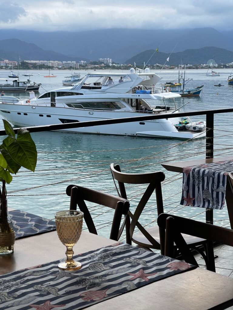 Passeio de Lancha até a Ilha Anchieta + Almoço Romântico no Mar